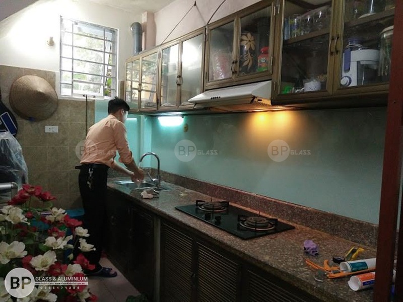 Kính bếp cường lực màu trắng sữa Anh Dũng Thọ Lão